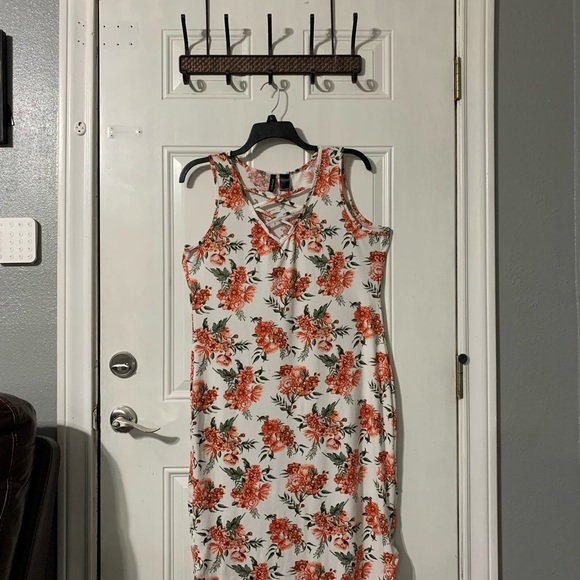 Floral pattern dress. - Picture 3 of 7